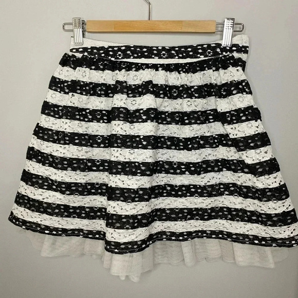 💚  Children’s place - black and white lace skirt with tulle - size 12 - Picture 2 of 4